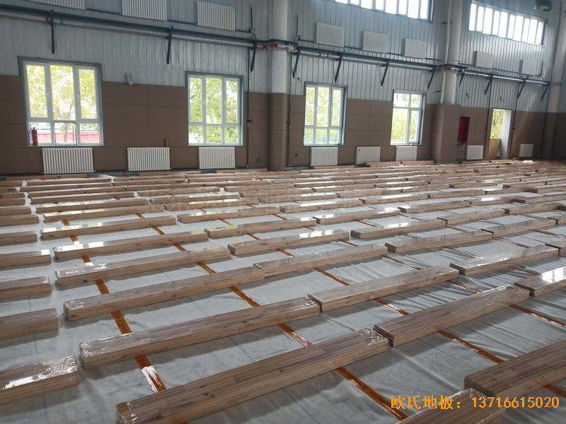 新疆克拉玛依市独山子虹园小区体育馆体育木地板施工案例