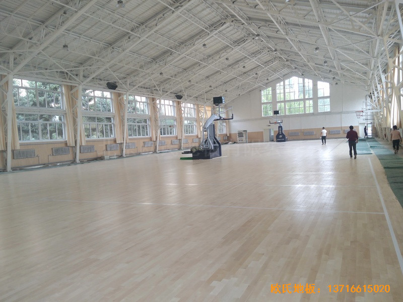内蒙古呼和浩特赛罕区师范大学体育学院训练馆体育木地板安装案例4