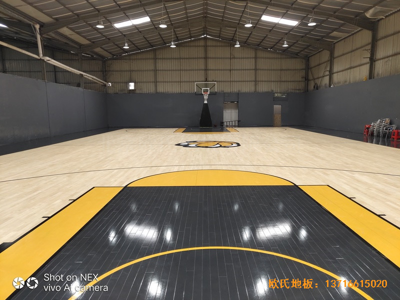 泉州侨乡壹吨篮球场运动地板铺装案例0