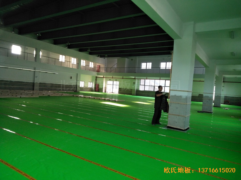 上海嘉定娄唐学校篮球馆体育地板铺设案例2