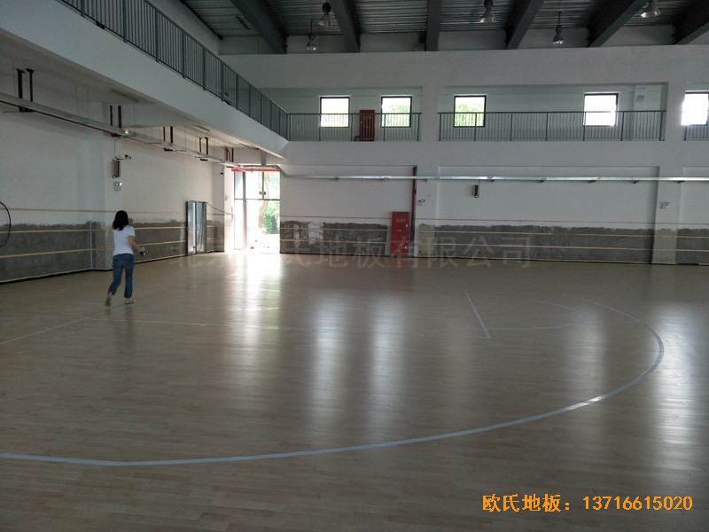 上海嘉定娄唐学校篮球馆体育地板铺设案例3
