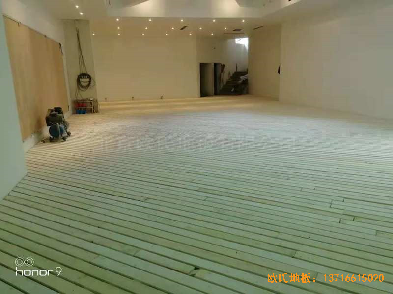 上海闵行西郊庄园2区156号篮球馆运动木地板施工案例0