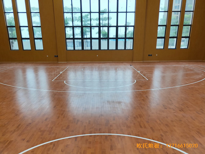 广东珠海白藤东小学篮球馆运动木地板安装案例5