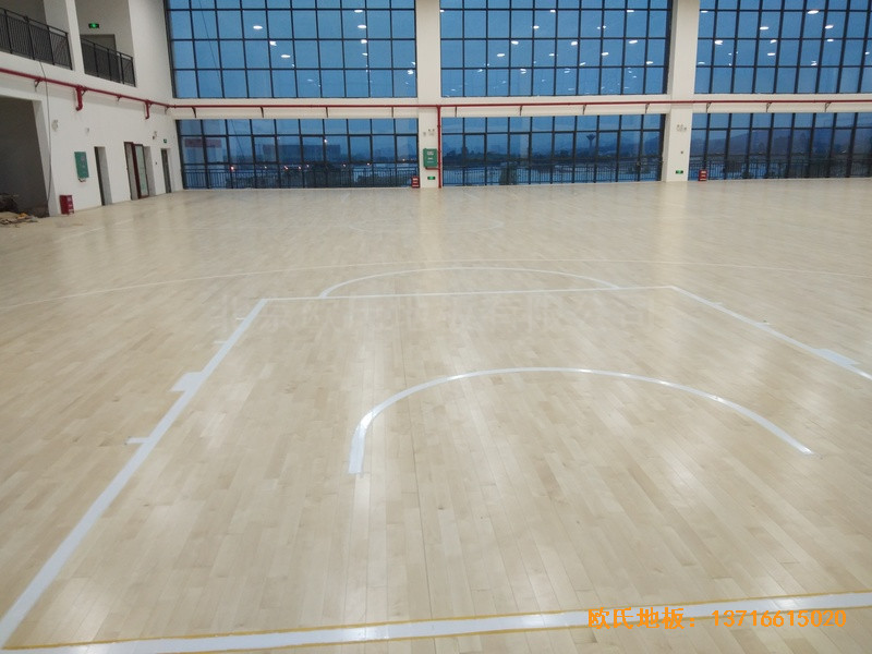 广西高新开发区五菱小区体育馆体育木地板铺装案例0