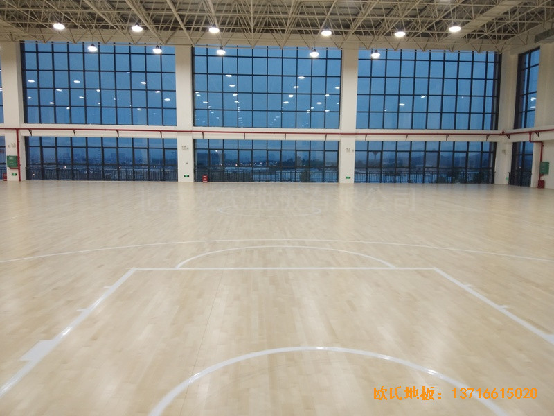 广西高新开发区五菱小区体育馆体育木地板铺装案例1