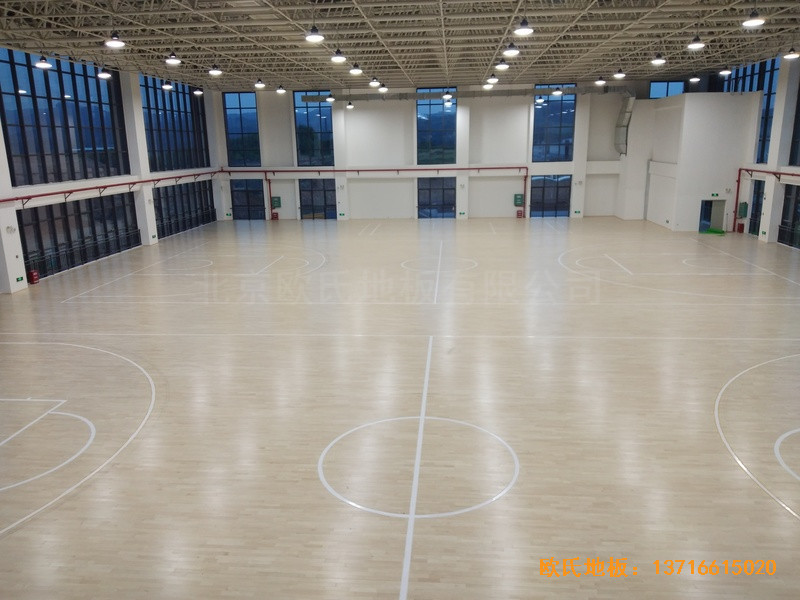 广西高新开发区五菱小区体育馆体育木地板铺装案例3