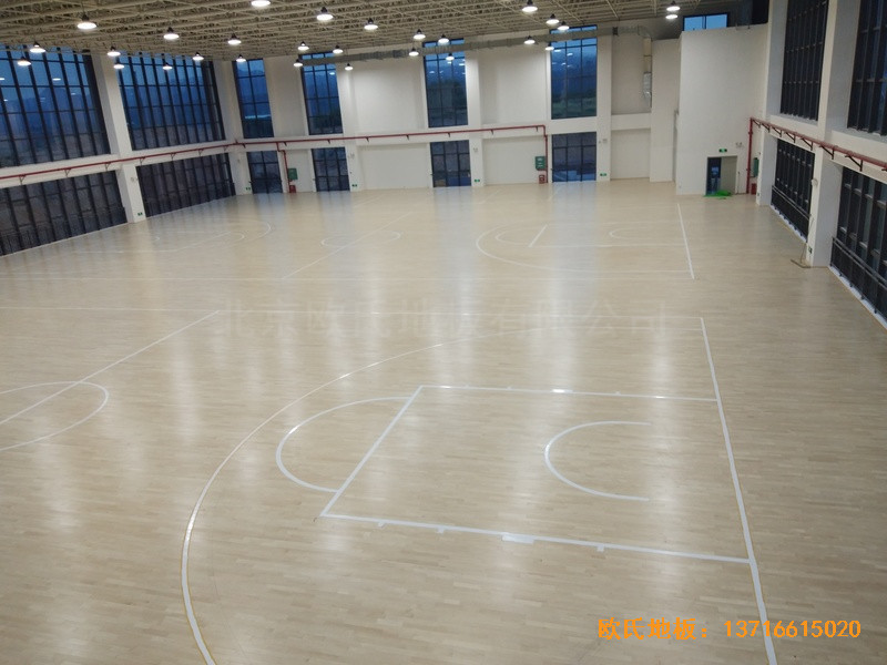 广西高新开发区五菱小区体育馆体育木地板铺装案例4