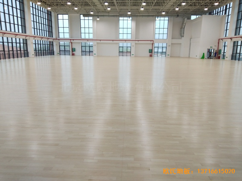 广西高新开发区五菱小区体育馆体育木地板铺装案例5