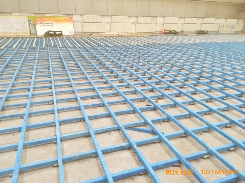 新疆乌鲁木齐兵团二中篮球馆运动地板安装案例1