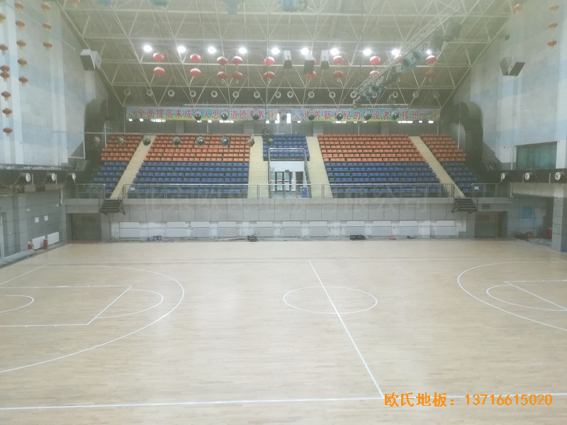 新疆乌鲁木齐兵团二中篮球馆运动地板安装案例3