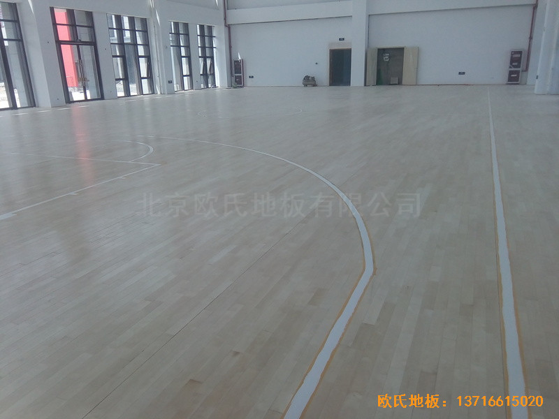 江苏常卅市都市科技园篮球馆体育木地板铺装案例0