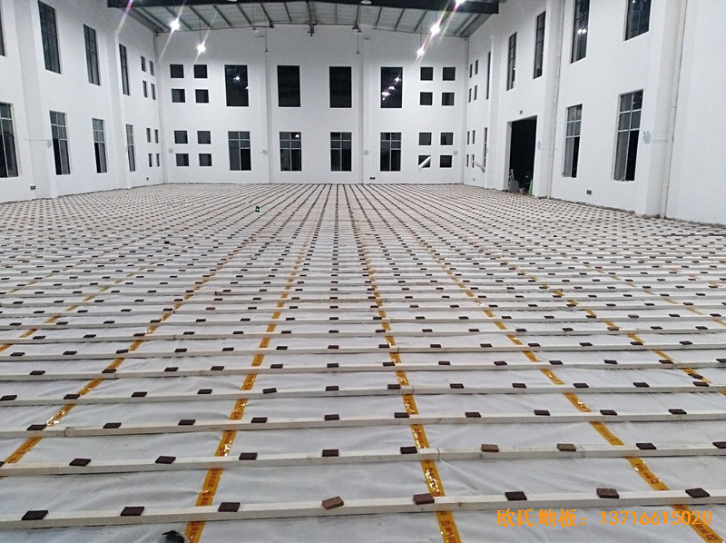 江西鹰潭余江县工业园区篮球馆体育木地板安装案例1