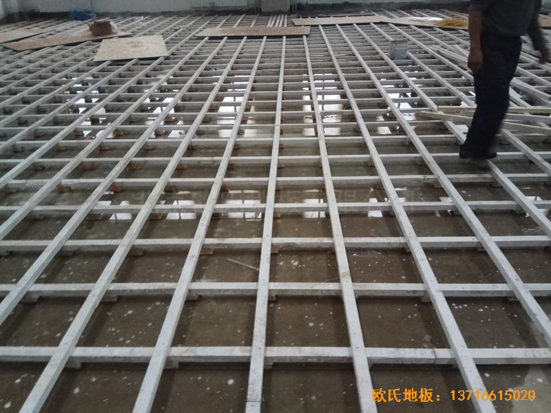 济南中区十三中学篮球馆体育木地板施工案例1