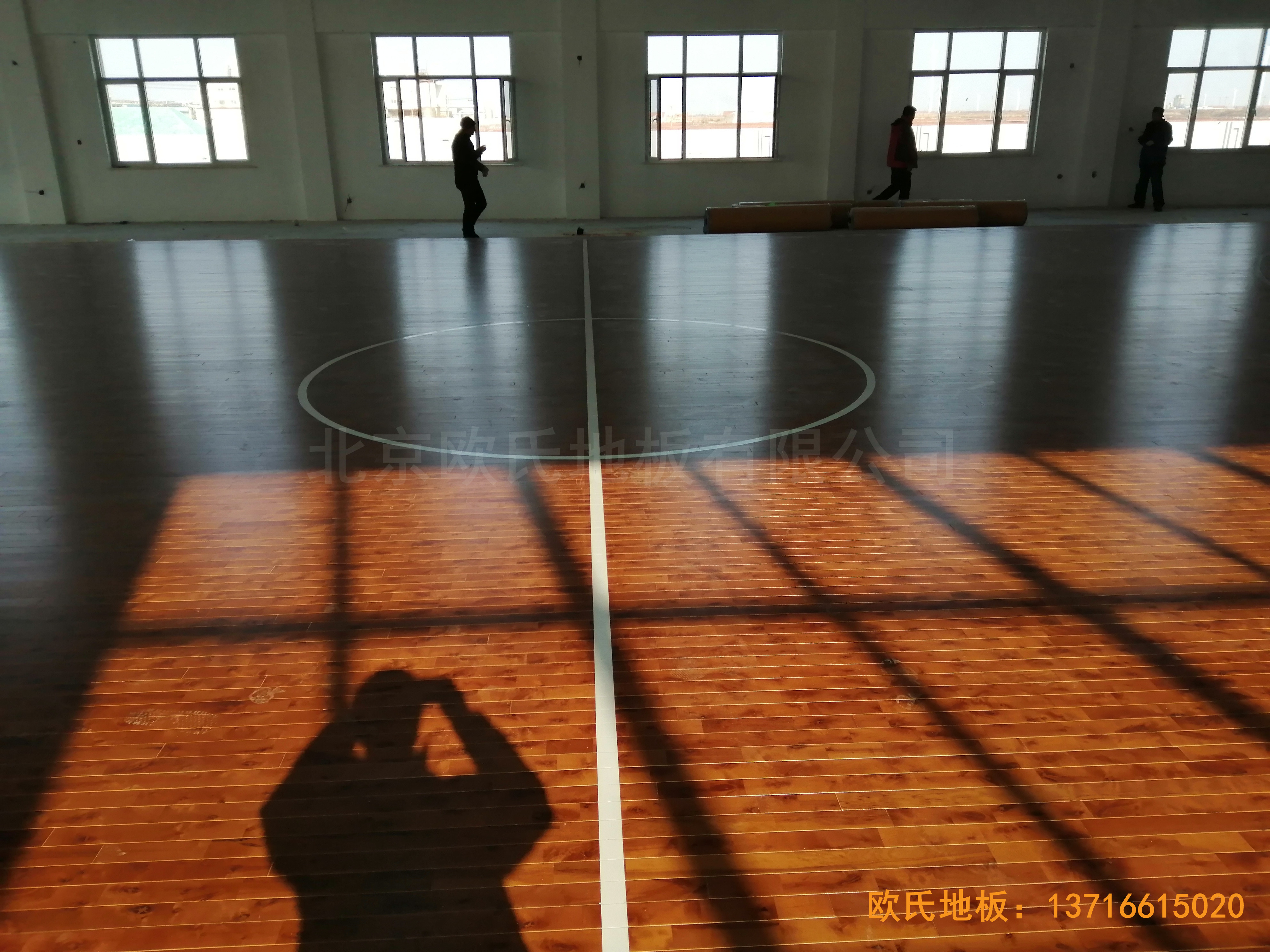 莱州银海工业园消防特训队篮球馆体育木地板铺设案例0