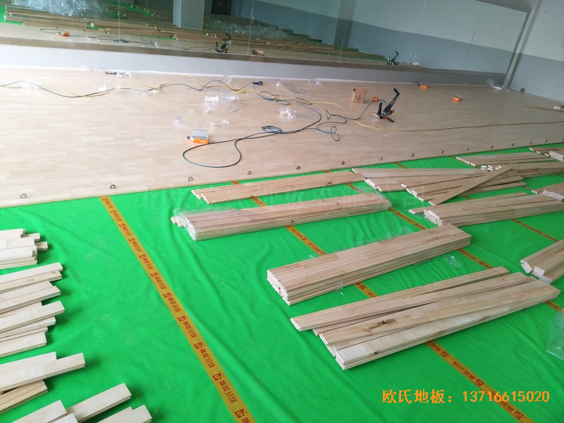 云南怒江职教中心运动馆体育木地板铺设案例3
