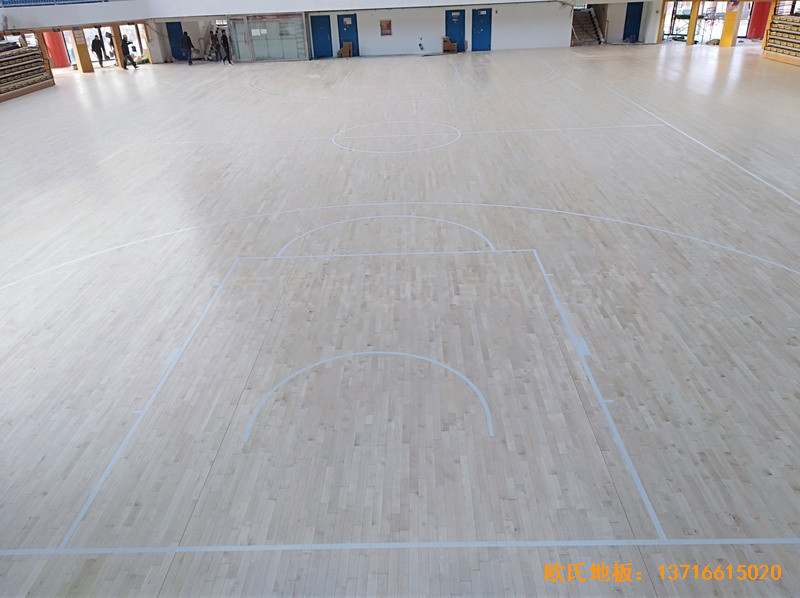 郑州工业应用技术学院体育馆运动木地板铺设案例5