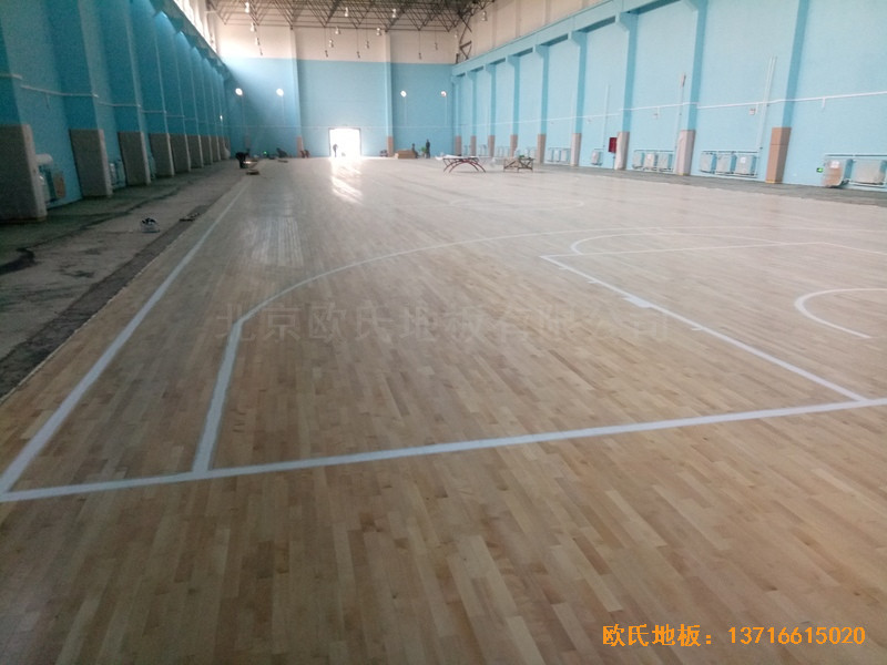 郑州枣庄热力分公司体育馆体育木地板铺设案例5