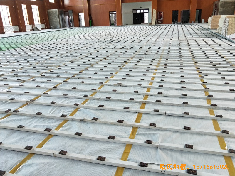 青海贵南县第三民族高中篮球馆体育木地板安装案例1