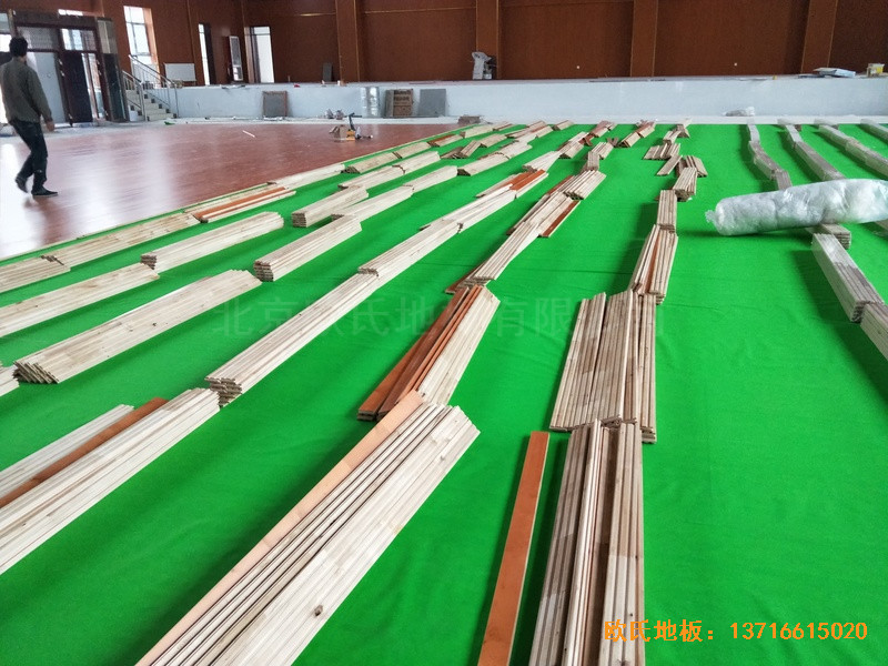 青海贵南县第三民族高中篮球馆体育木地板安装案例2