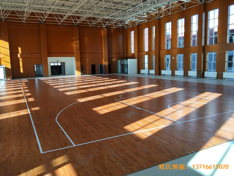 青海贵南县第三民族高中篮球馆体育木地板安装案例3