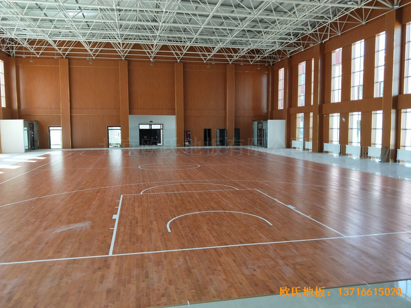 青海贵南县第三民族高中篮球馆体育木地板安装案例4