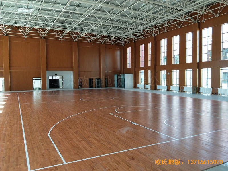 青海贵南县第三民族高中篮球馆体育木地板安装案例5