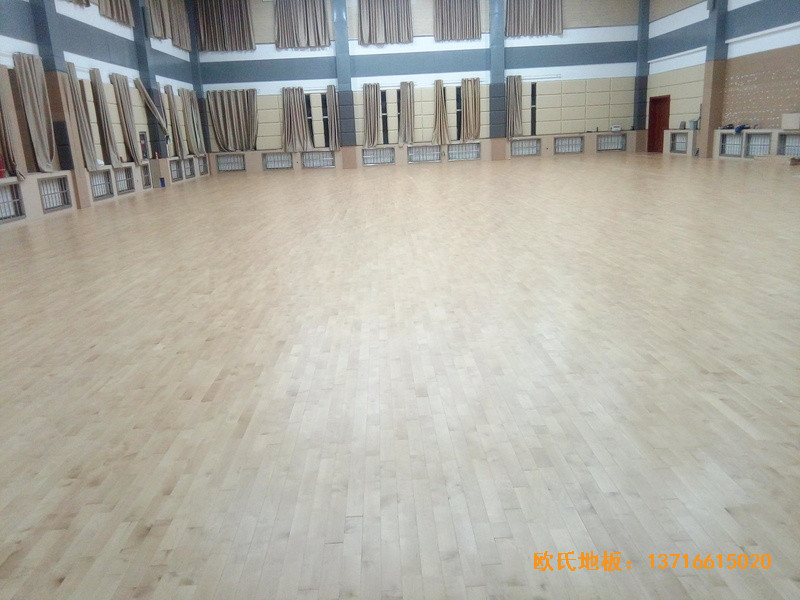 青海省税务干部学校篮球馆体育木地板铺设案例3