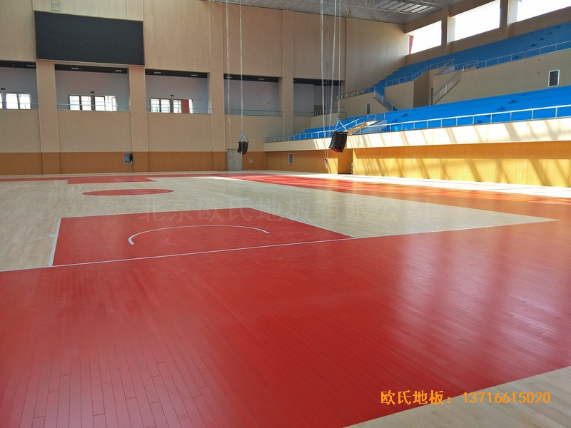 云南楚雄医专学院篮球馆运动木地板安装案例5
