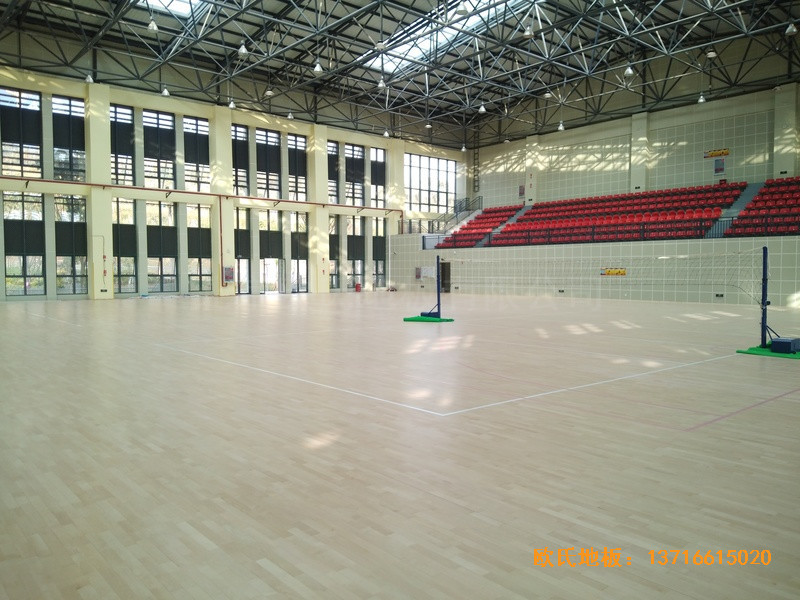 云南滇西技术大学总部篮球馆运动地板施工案例3