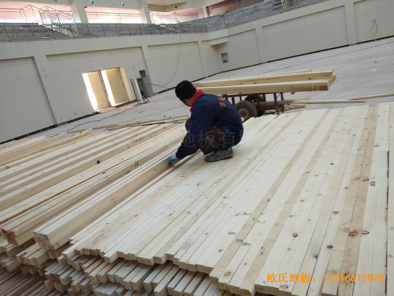 云南红河州财经大学体育馆体育木地板施工案例1