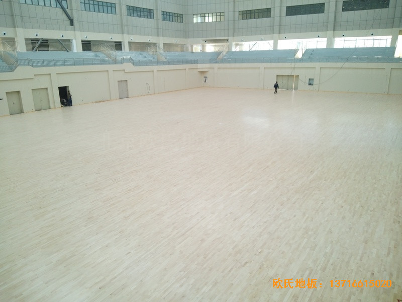 云南红河州财经大学体育馆体育木地板施工案例3
