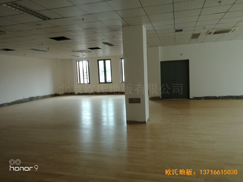 上海松江区佘山镇文体中心体育木地板铺设案例4