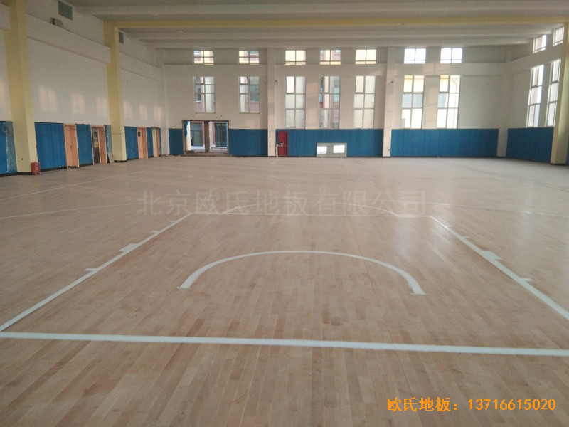 山东李沧徐水路小学篮球馆体育地板施工案例5
