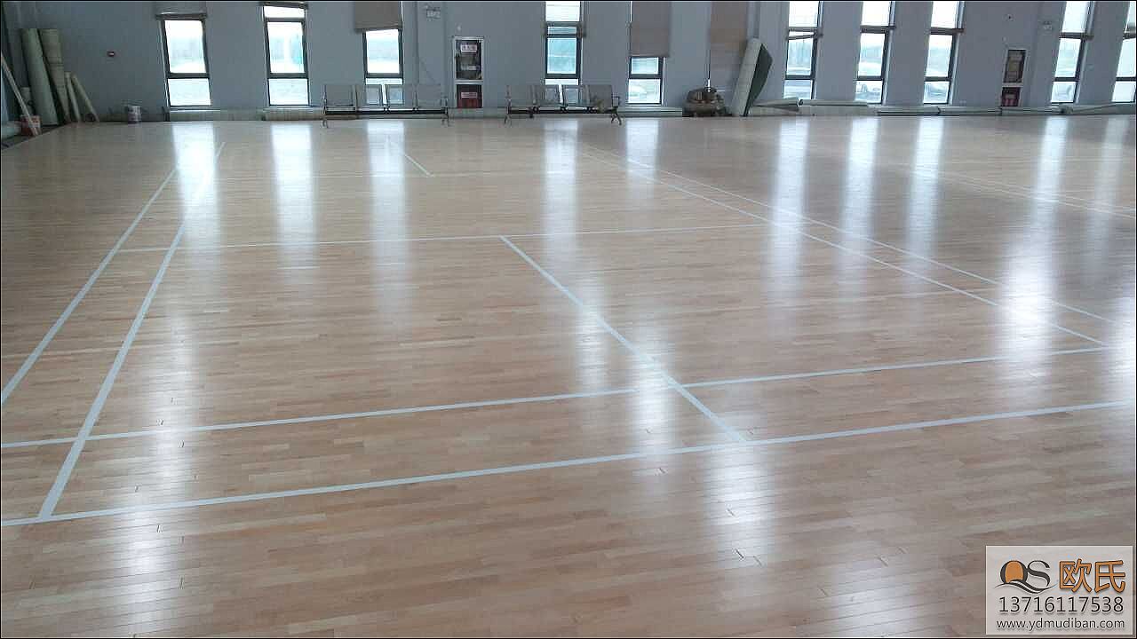羽毛球运动木地板和篮球场运动木地板的比较