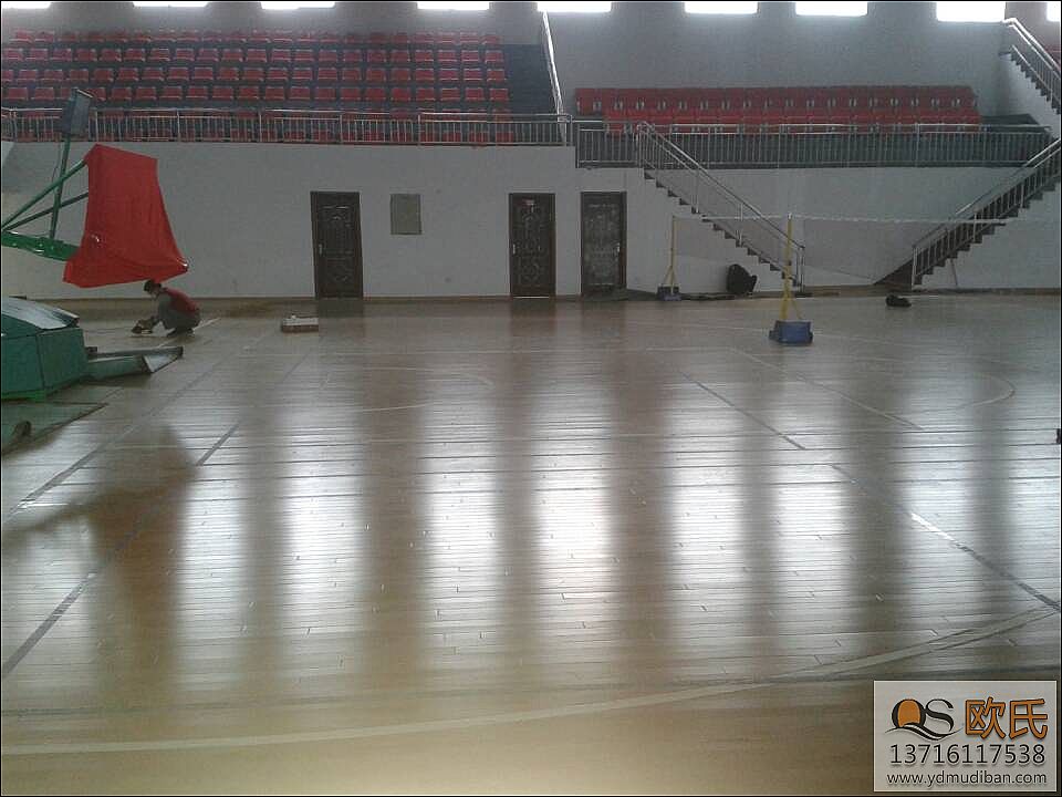 如何防止体育馆运动地板受潮变形的问题