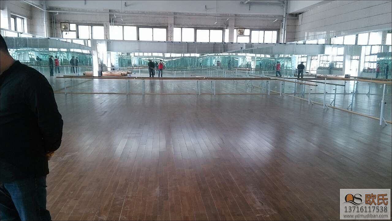 体育馆运动地板表面变色的原因