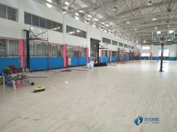 那里有运动篮球地板公司
