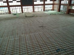 较好的运动场地地板施工方案
