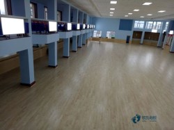 不错运动场地板安装公司