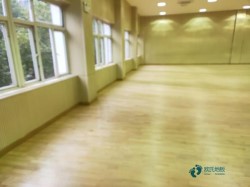 用哪种运动场地板安装公司