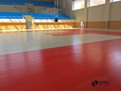 柞木体育场地地板环保吗