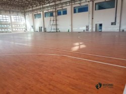 用哪种体育场地板安装公司
