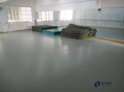 学校俄勒冈松舞台体育场地板施工